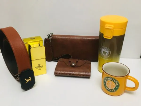 نمای نزدیک محتویات باکس هدیه مردانه زرد کد M129 با کیف کتی چرم گاوی و جاسوییچی کاربردی