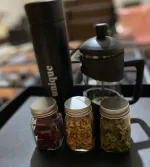 مجموعه هدیه دمنونش با فرنچ پرس ۳۵۰ میلی‌لیتر، فلاسک درجه‌بندی و دمنوش‌های معطر