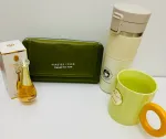 نمای باز شده باکس هدیه لاکچری Mo135 با کیف پول چرمی زنانه، ادکلن و ماگ سرامیکی طرح کویین در کنار پوشال تزئینی