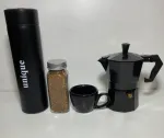 نمای نزدیک از محتویات پک هدیه موکاپات و فلاسک با فلاسک درجهدار یونیک و موکاپات مباشی مدل ME-MKP 3CUP