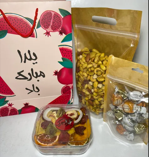 پک هدیه آجیل شب یلدا Y120 شامل آجیل، میوه خشک، شکلات و شمع هندوانه