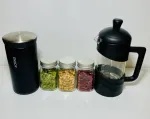 اجزای پک هدیه دمنونش فرنچ پرس با تراول ماگ استیل، قوطیهای شیشهای دمنوش و هاردباکس سازمانی