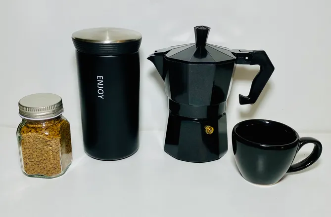 نمایش اجزای ست قهوهساز سازمانی مشکی، موکاپات آلومینیومی و تراول ماگ