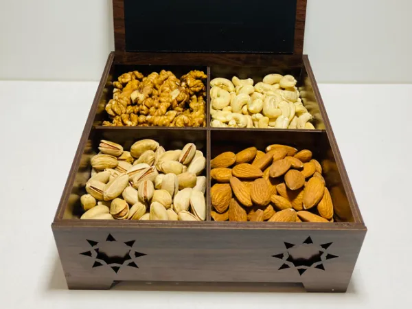 پک هدیه یلدایی Y117 با ترکیب پسته، بادام هندی و گردو در جعبه چوبی مشبک شیک