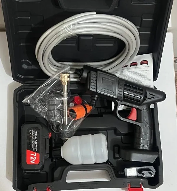 کارواش شارژی و سمپاش شارژی باتری 72V power king1 نمای نزدیک از باتری 48 ولتی لیتیومی و نمایشگر شارژ کارواش شارژی power king