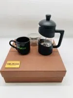 جزئیات پک هدیه دمنوش با فرنچ پرس از فرنچ پرس مشکی و فنجان سرامیکی زیبا در بستهبندی هاردباکس