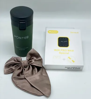 نمای نزدیک باکس هدیه دخترانه کد G161 با محتویات دیجیتال و اکسسوری در جعبه سبز لاکچری همراه پوشال تزئینی
