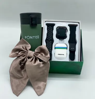 باکس هدیه دخترانه کد G161، بسته‌بندی سبز رنگ شامل ساعت هوشمند، ایرپاد وایرلس، گیره پاپیون ساتن و تراول ماگ