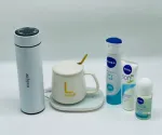 نمایش جزئیات باکس هدیه زنانه لاکچری کد MO152 شامل ماگ سرامیک، فلاسک دیجیتال، اسپری بدن و گل رز معطر