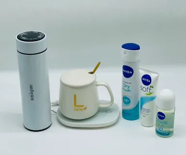 نمایش جزئیات باکس هدیه زنانه لاکچری کد MO152 شامل ماگ سرامیک، فلاسک دیجیتال، اسپری بدن و گل رز معطر