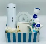 باکس هدیه زنانه لاکچری کد MO152 با طراحی شیک و محتوای شامل ماگ سرامیک هیتردار، فلاسک یونیک استیل و محصولات مراقبتی