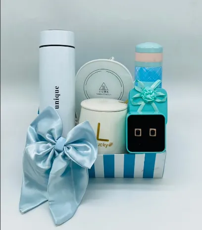 باکس هدیه زنانه کد Mo150 شامل گوشواره یاقوت سرخ، فلاسک، گیره سر، ماگ هیتردار و اسپری بدن در بسته‌بندی لوکس