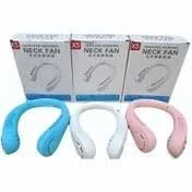 زن در حال استفاده از فن گردنی بدون پره مدل X5 شارژی دور گردن