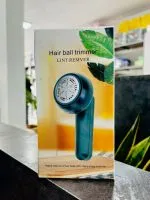 پرزگیر لباس شارژی در حال پاک کردن پرز از روی ژاکت بافتنی