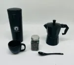 موکاپات باکیفیت، فنجان ترک شیک و قاشق چینی ظریف از پک سازمانی CB7، تجربه‌ای اصیل و دلنشین از دم‌آوری قهوه در جلسات کاری و لحظات شخصی