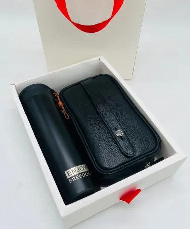 باکس هدیه سازمانی کد CB25 | پک رسمی و کاربردی شامل تراول ماگ اینجوی و کیف پاسپورتی دستی مردانه، مناسب هدیه مدیران و پرسنل ویژه