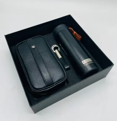 باکس هدیه سازمانی مردانه کد CB28 | هاردباکس لوکس شامل تراول ماگ اینجوی، جاکلیدی چرم و کیف دستی پاسپورتی مردانه