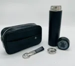 محتویات داخل باکس هدیه CB30 شامل فلاسک استیل مدرج، کیف پاسپورتی چرم دستدوز و جاکلیدی چرمی طرح سهتکه
