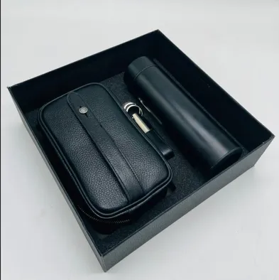 باکس هدیه سازمانی مردانه کد CB30 | هاردباکس لوکس حاوی فلاسک یونیک درجه‌دار، جاکلیدی چرم طبیعی و کیف پاسپورتی چرم مردانه