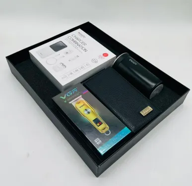 باکس هدیه سازمانی مردانه کد CB35 شامل ماشین اصلاح سر و صورت VGR مدل V290، ست کادویی ۵ در ۱ یسیدو مدل CG10 با پاوربانک 10000 میلی آمپر، هندزفری بلوتوث TWS، شارژر دیواری 12 وات، کابل USB-C به لایتنینگ و فلش درایو 16 گیگابایتی، کیف پالتویی چرمی مردانه و تراول ماگ اینجوی
