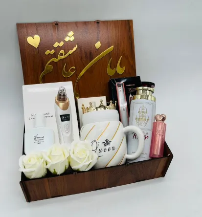 ماگ سرامیکی درب آینه‌ای طرح Queen، ادکلن Nice و اسپری باکارات رژ سفید در باکس کادویی MO155، ترکیبی زنانه و لوکس برای هدیه‌ای سرشار از عشق و احترام