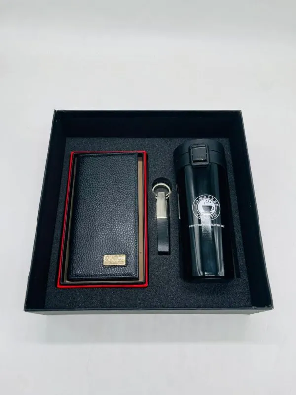 باکس هدیه سازمانی مردانه کد CB40 شامل کیف پول پالتویی مردانه، جاکلیدی چرمی و تراول ماگ کافی دکمه دار
