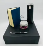 محتویات پک هدیه خوش‌آمدگویی شامل دفترچه یادداشت، تراول ماگ قفل‌دار، خودکار فلزی و جار دمنوش