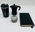 پک هدیه سازمانی سررسید کد CB5 با آیتمهای قهوه و سررسید کاربردی در بستهبندی مشکی، مناسب هدیه سازمانی