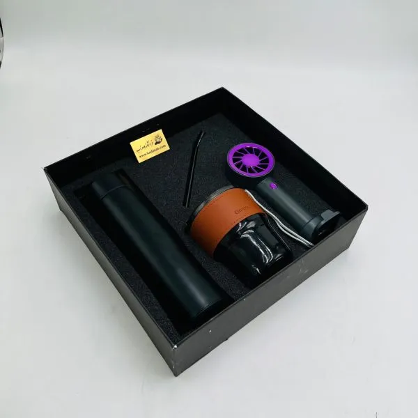 پک هدیه سازمانی تابستانه CB83 پک هدیه سازمانی تابستانه CB83 شامل فلاسک دیجیتال، لیوان اسموتی دورچرم و پنکه دستی HM176