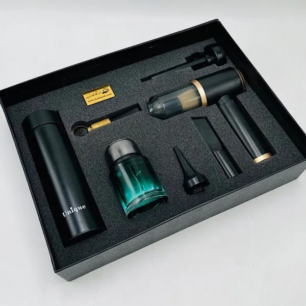 پک هدیه خودرویی کد CB95 شامل جارو شارژی، خوشبوکننده لیزری، فلاسک و جاسوییچی در هاردباکس مشکی